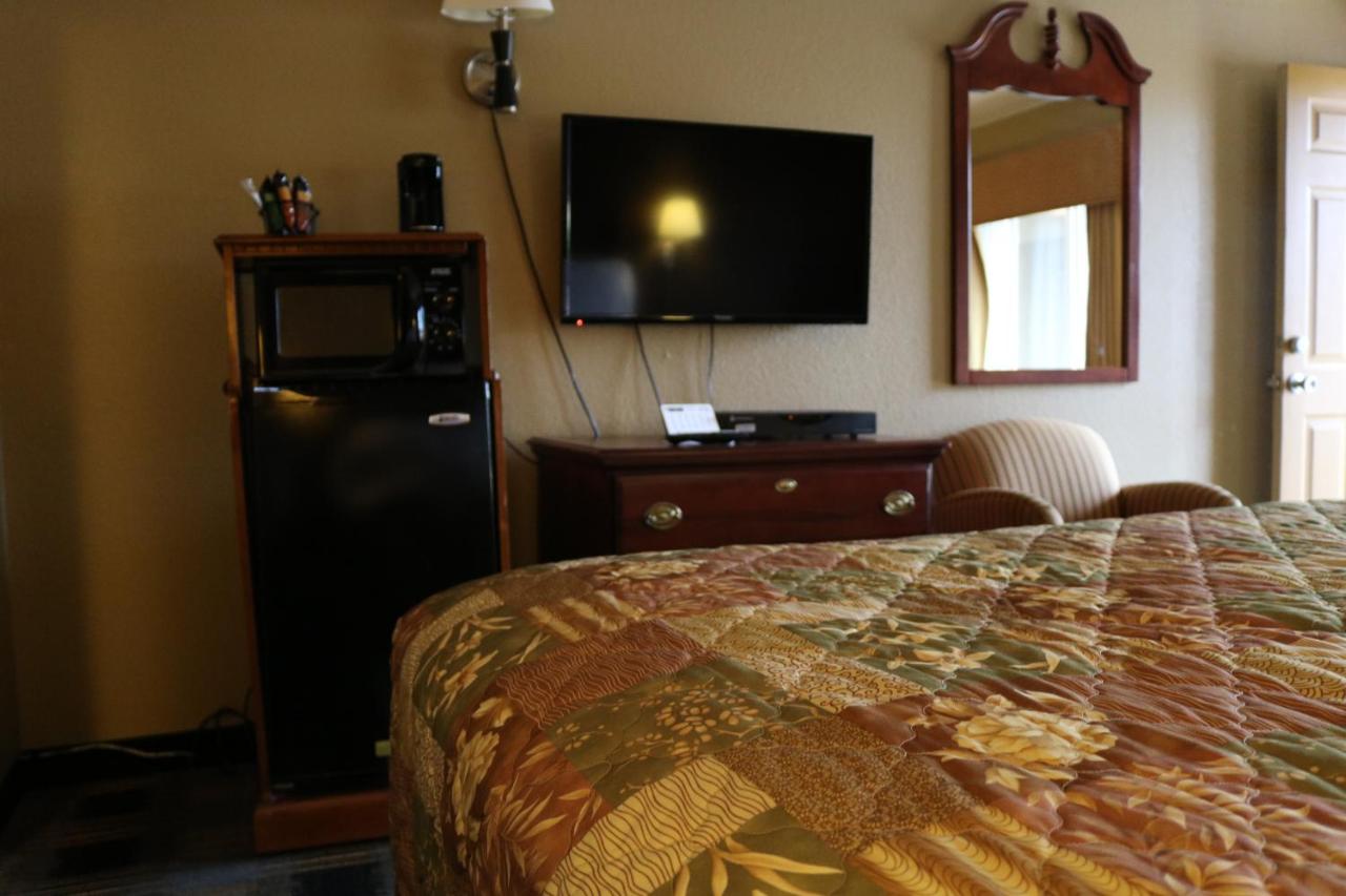 King Room - Non-Smoking at Battlefield Inn Springfield
