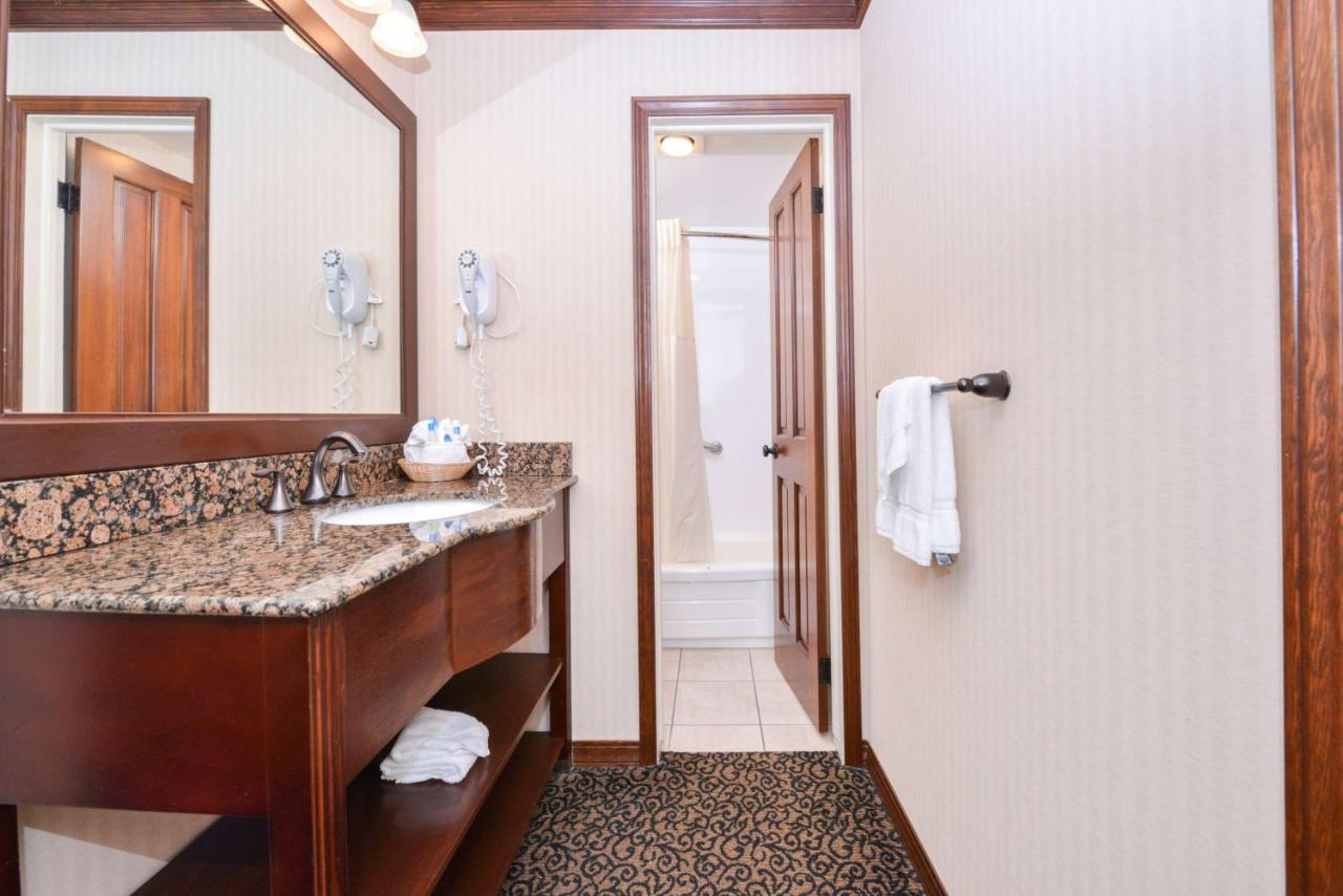 King Room with Lake View - Non smoking at Best Western Edgewater Resort