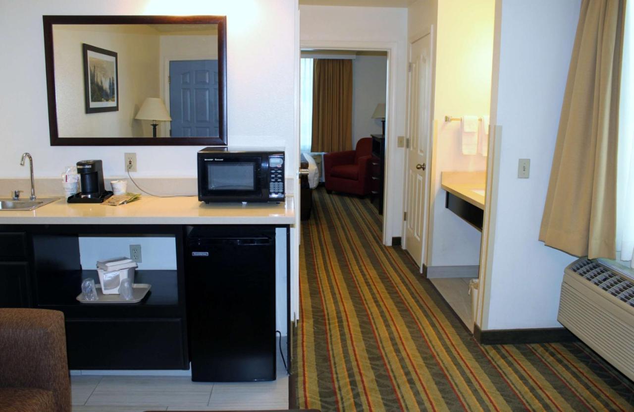 Queen Suite at Best Western Visalia Hotel