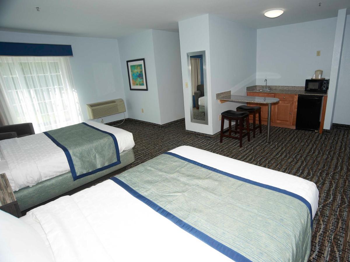One-Bedroom Suite with Two Queen Beds at Sandwich Lodge & Resort