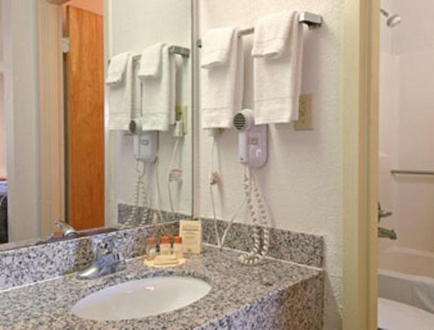 DD1 Double Room with Two Double Beds - Smoking at Days Inn by Wyndham Hernando