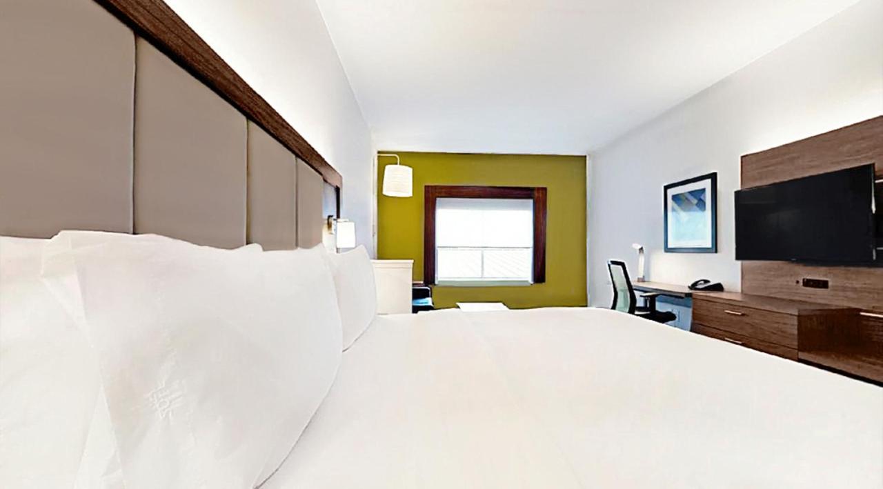 King Suite - Non-Smoking at Holiday Inn Express & Suites Chalmette - New Orleans S by IHG