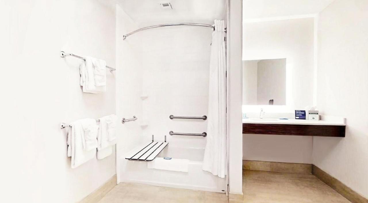 Queen Room with Two Queen Beds - Mobility Access Tub/Non-Smoking at Holiday Inn Express & Suites Chalmette - New Orleans S by IHG