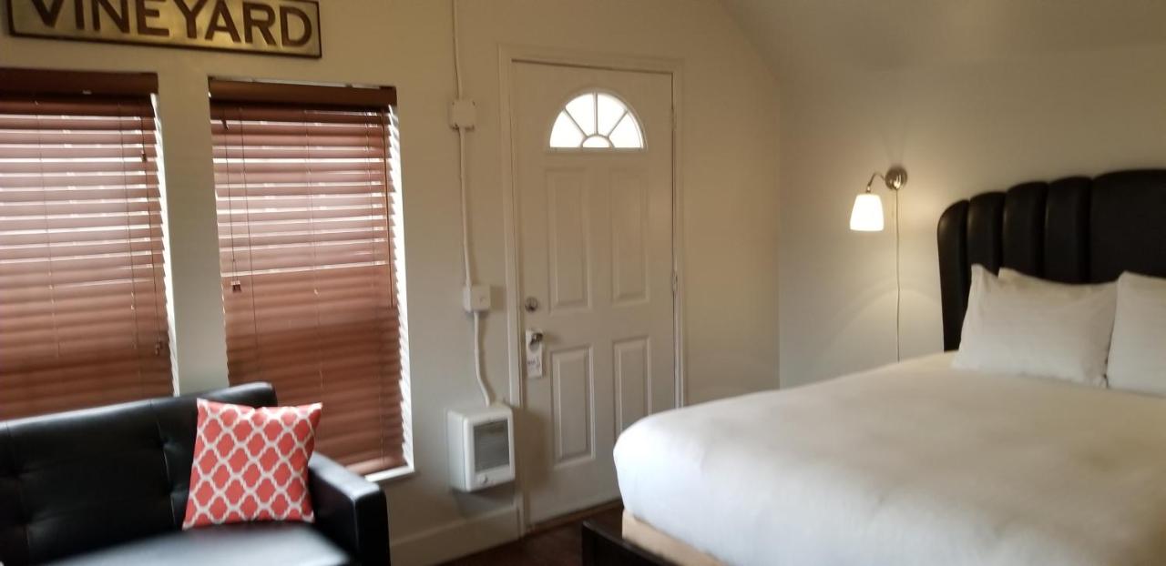 | Deep Water Inn