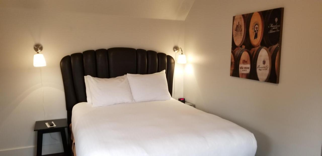 | Deep Water Inn