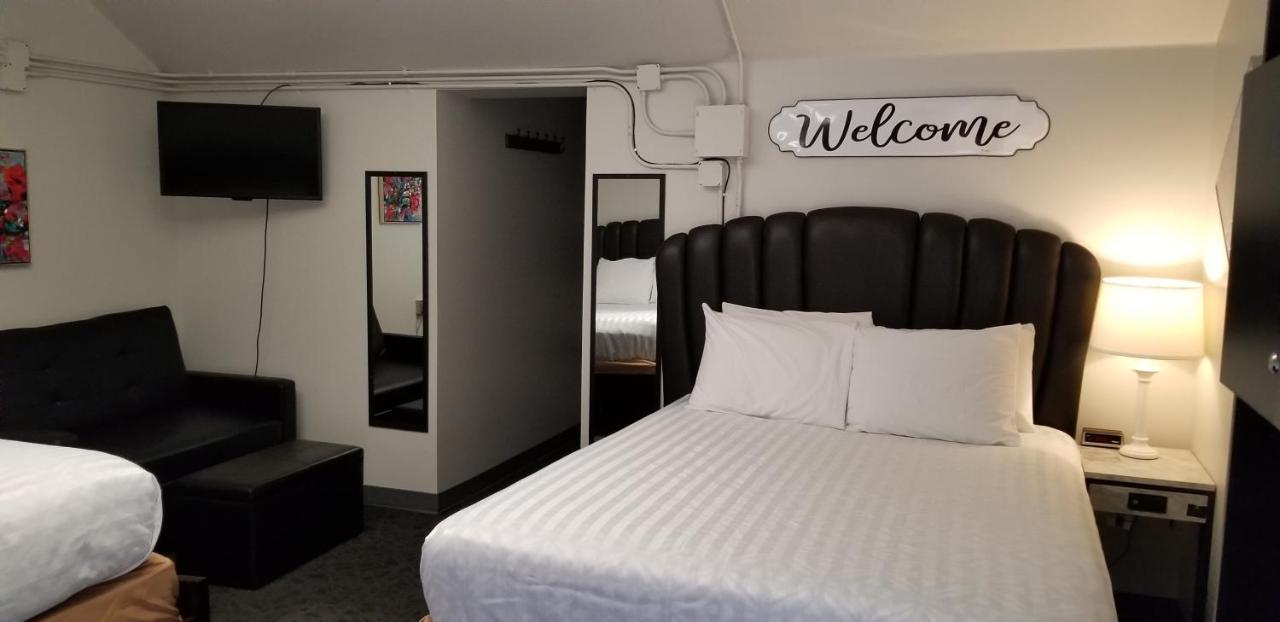 | Deep Water Inn