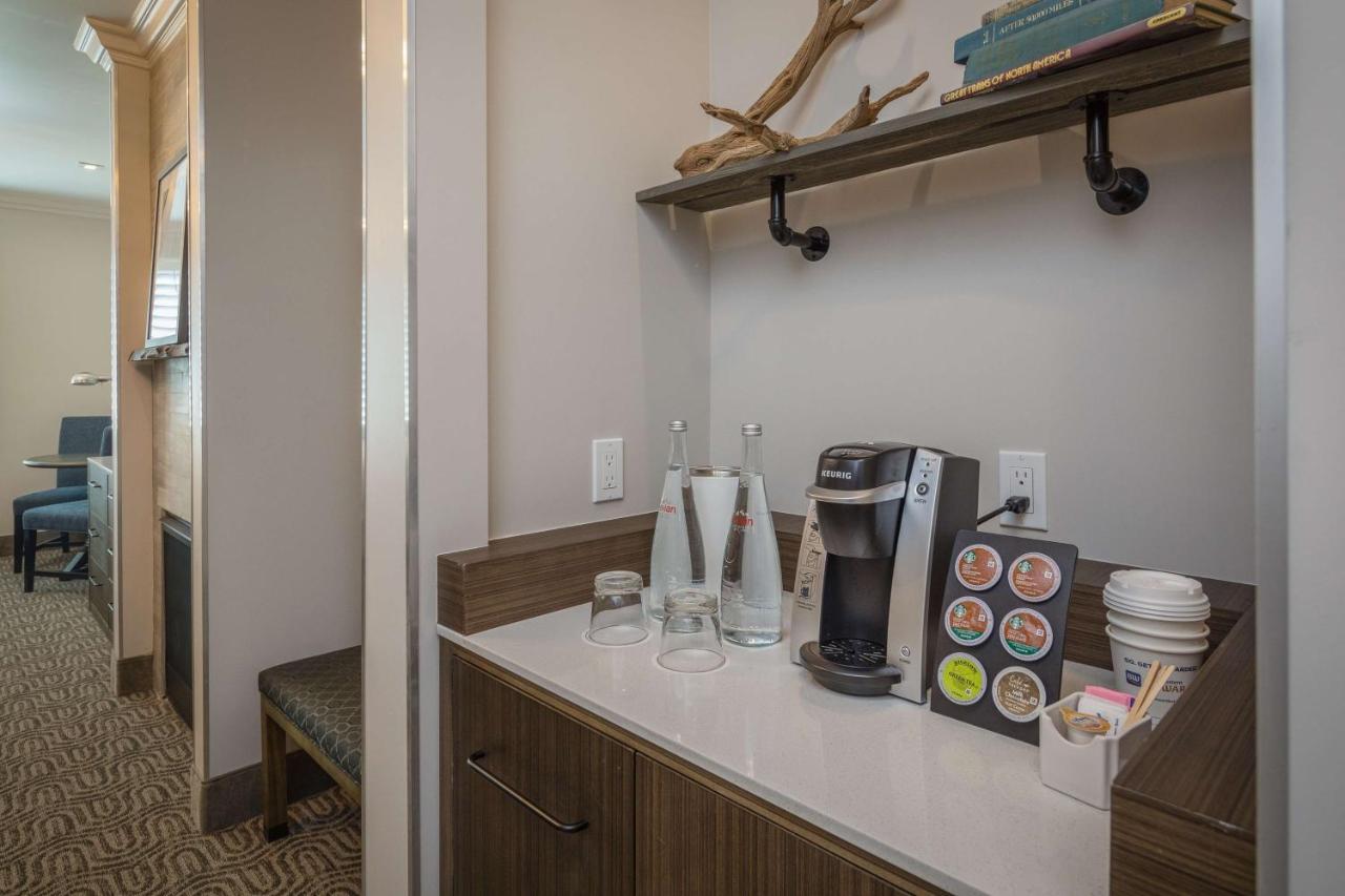 King Room with Roll-In Shower - Disability Access at Aristocrat Hotel, BW Signature Collection
