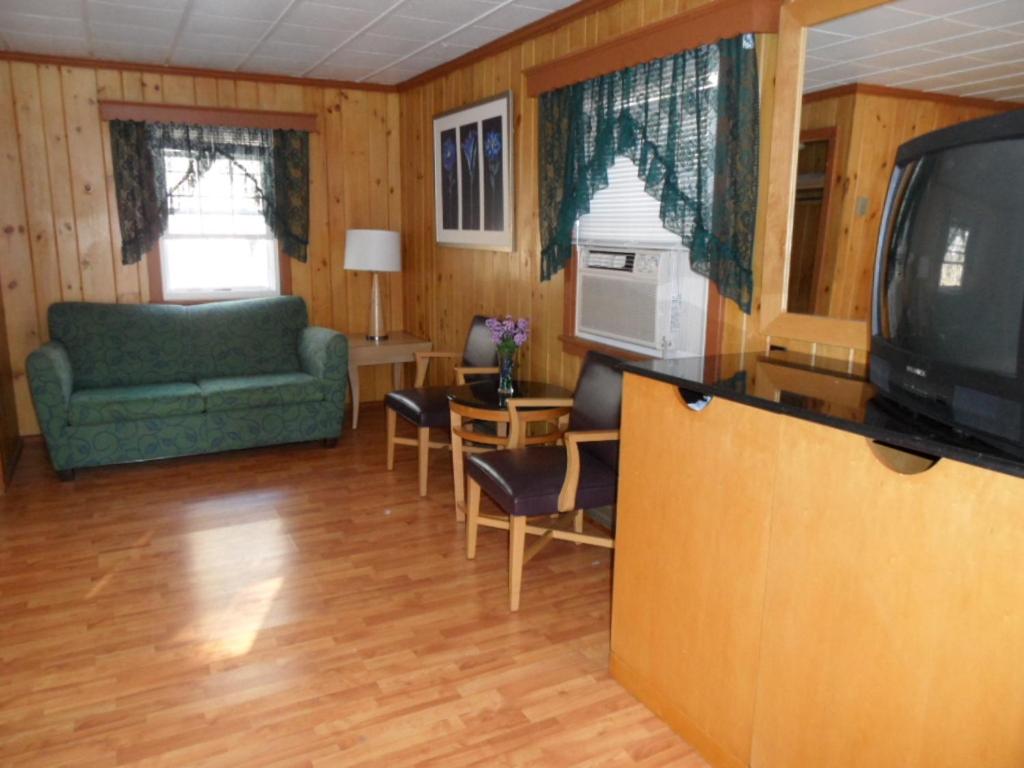 | Seven Dwarfs Motel & Cabins
