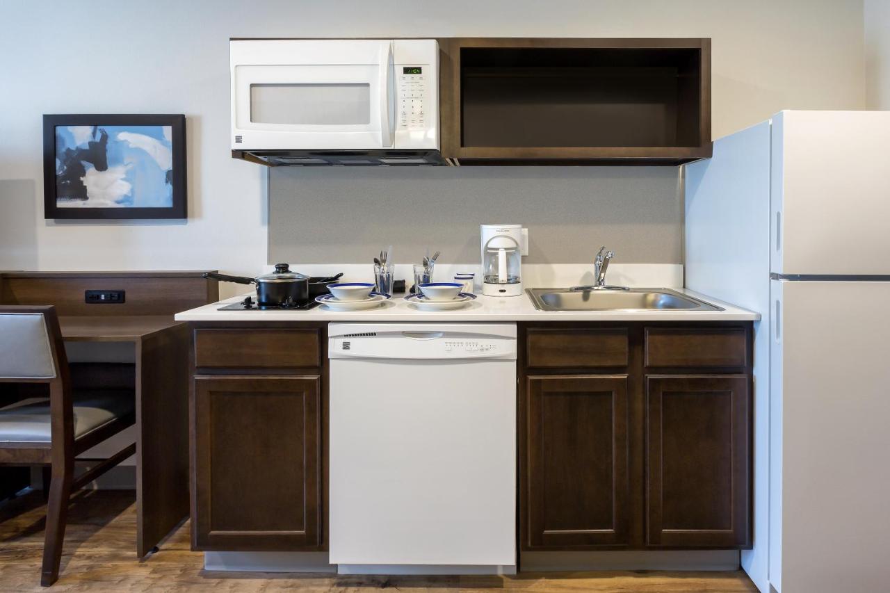 Queen Suite at WoodSpring Suites Houston 288 South Medical Center