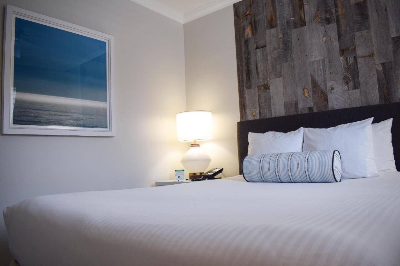 Mini Queen Suite at Beachside Inn