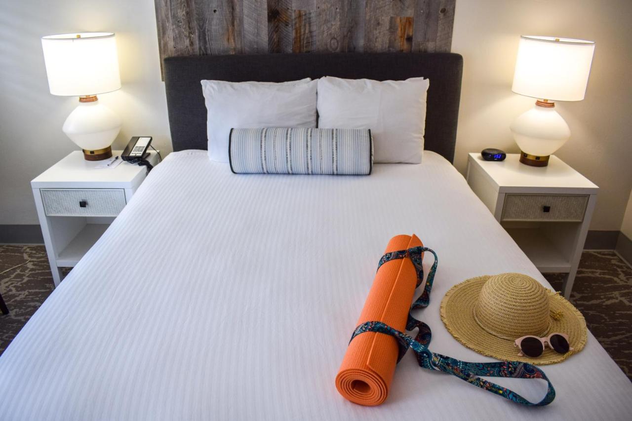 Poolside Queen Room at Beachside Inn