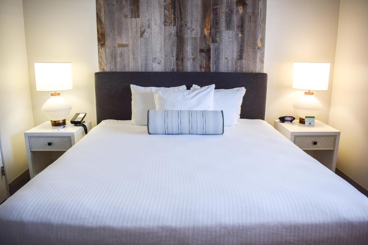 King Suite at Beachside Inn