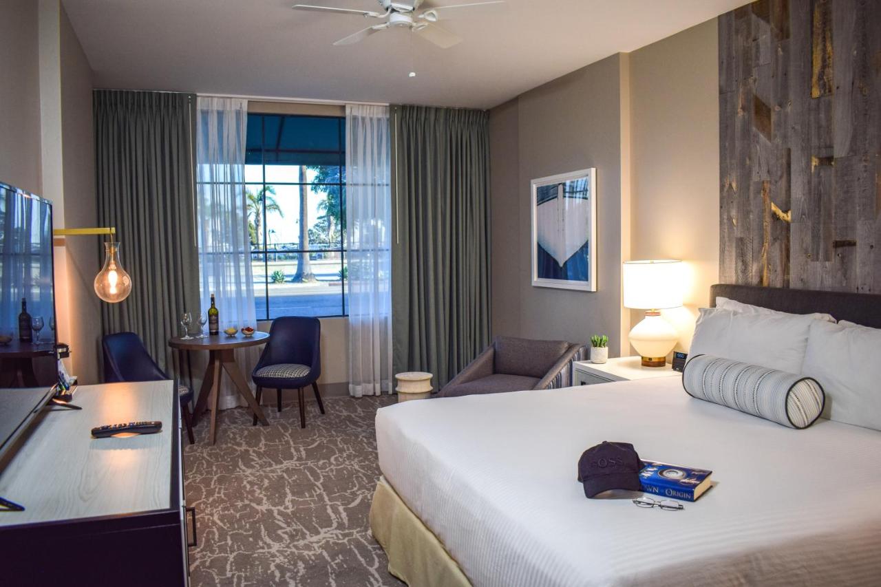 Deluxe King Room at Beachside Inn