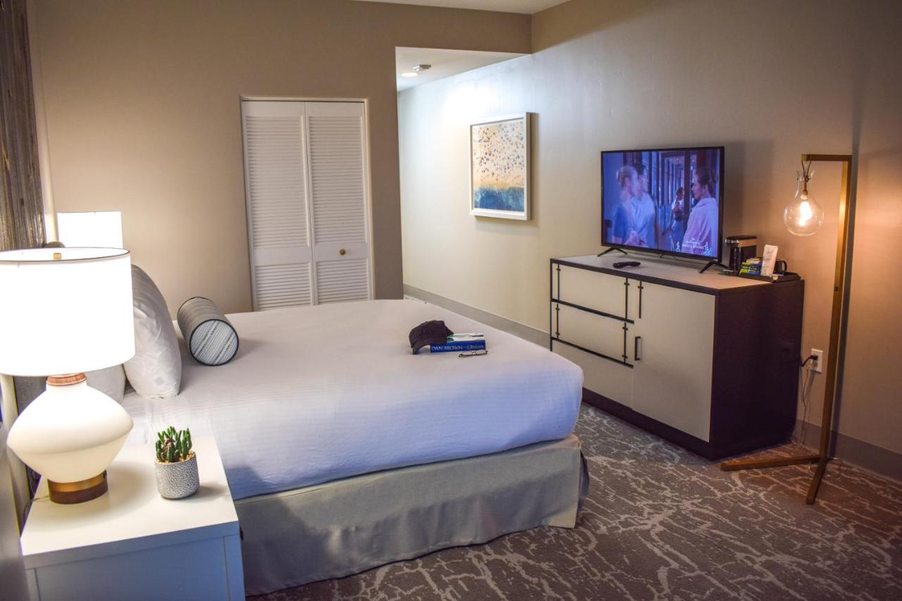 Deluxe King Room at Beachside Inn