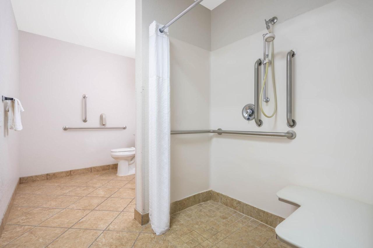 Queen Room - Disability Access/Non-Smoking at Days Inn by Wyndham Faribault