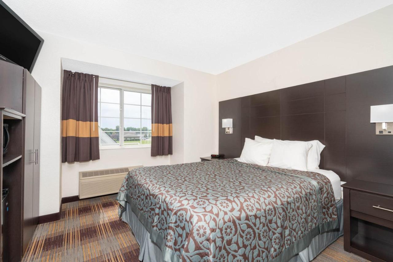 Queen Room - Non-Smoking at Days Inn by Wyndham Faribault