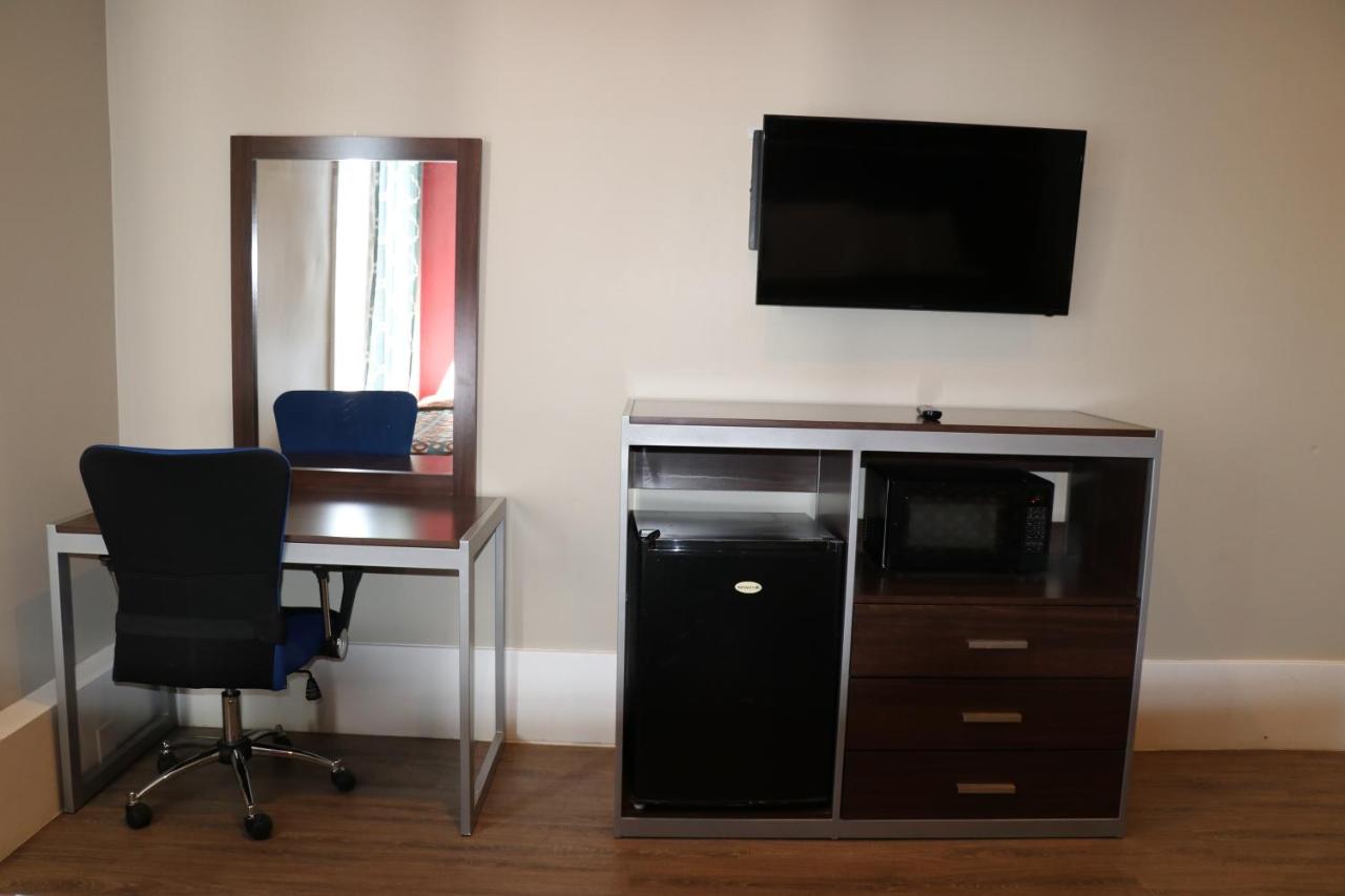 Double Room with Two Double Beds and Shared Bathroom at Europa Hotel