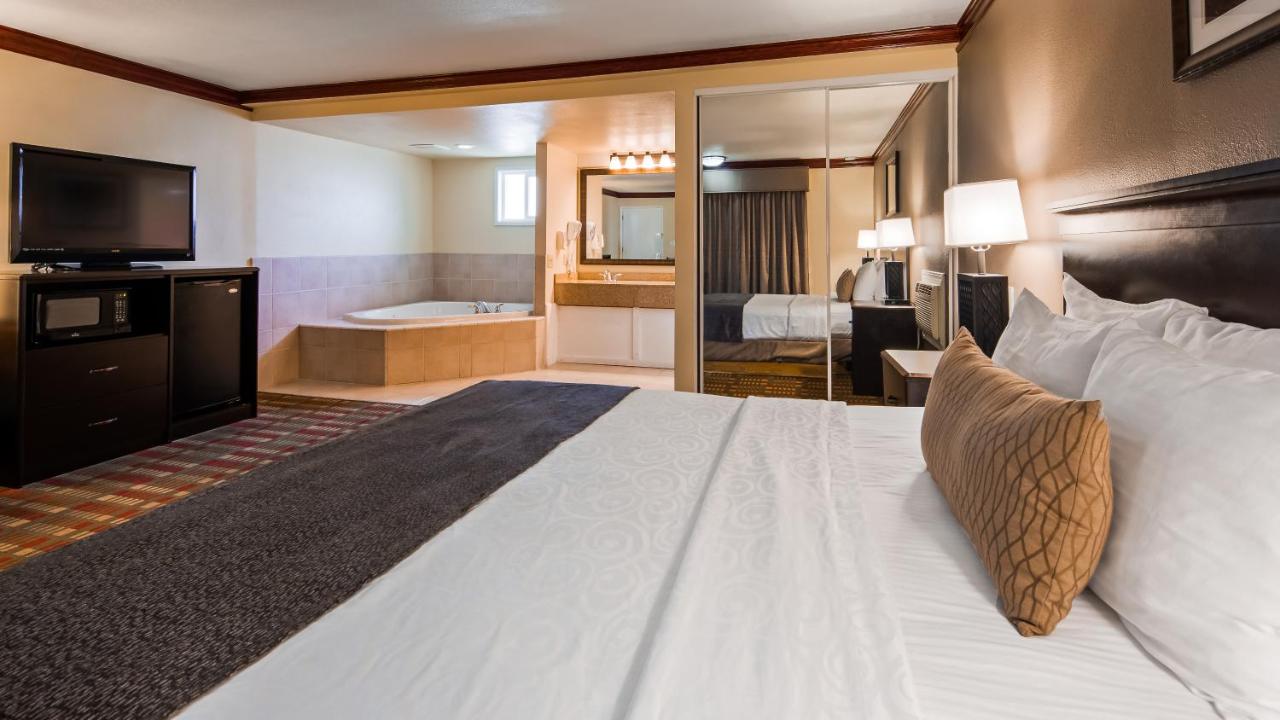King Room with Jacuzzi - Non-Smoking at Best Western Garden Villa Inn