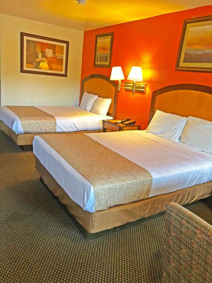 King Room - Mobility Access/Non-Smoking at Travelodge by Wyndham Houston Hobby Airport