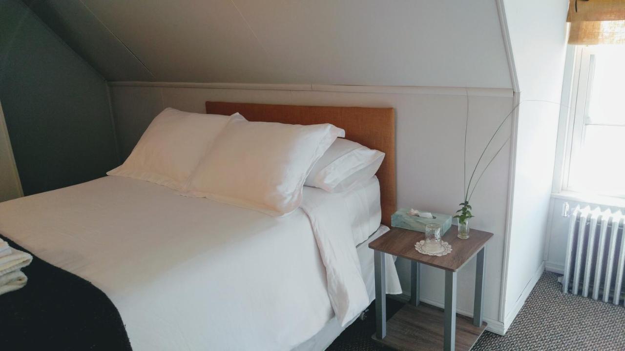 | Pine Hill Arms Hotel