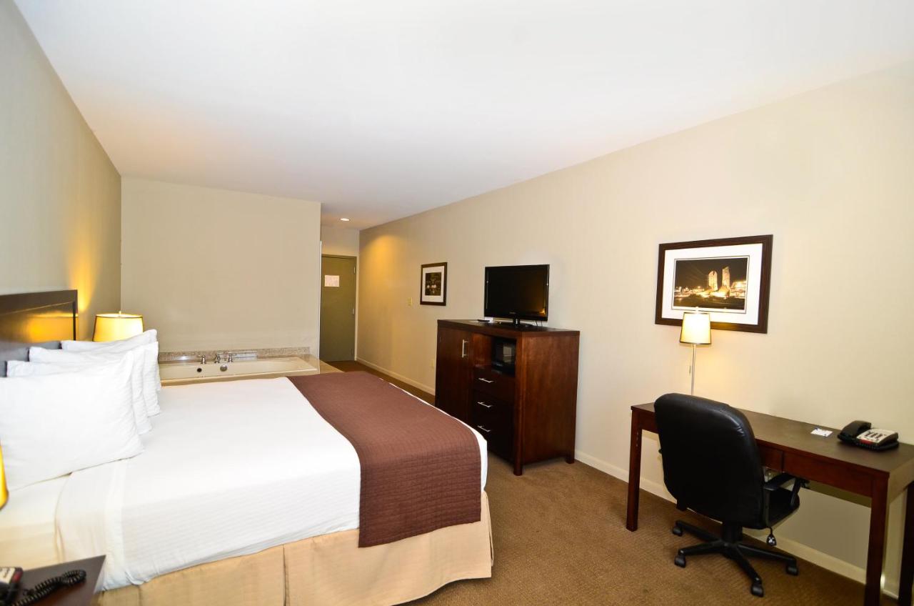 Deluxe King Room - Non-Smoking at Baymont by Wyndham Columbus