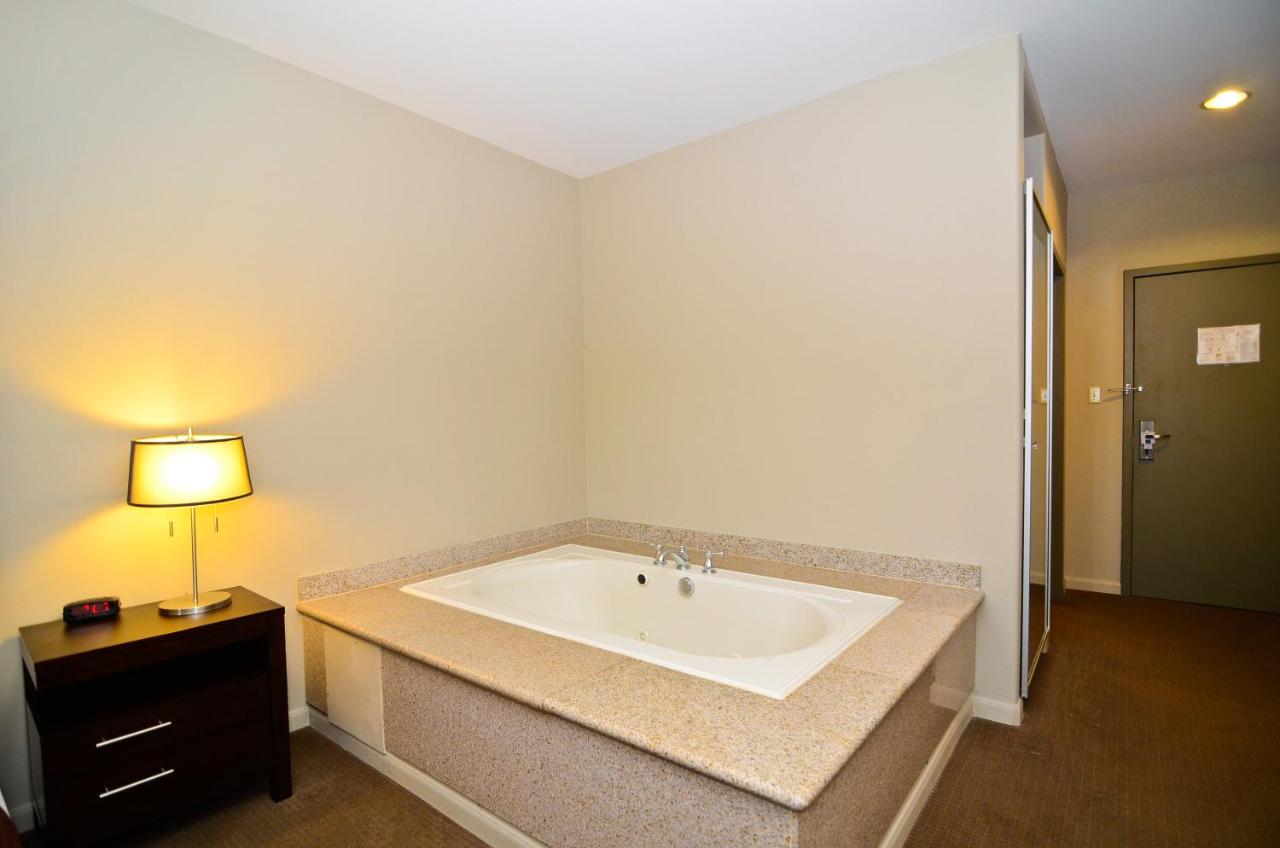 Deluxe King Room - Non-Smoking at Baymont by Wyndham Columbus