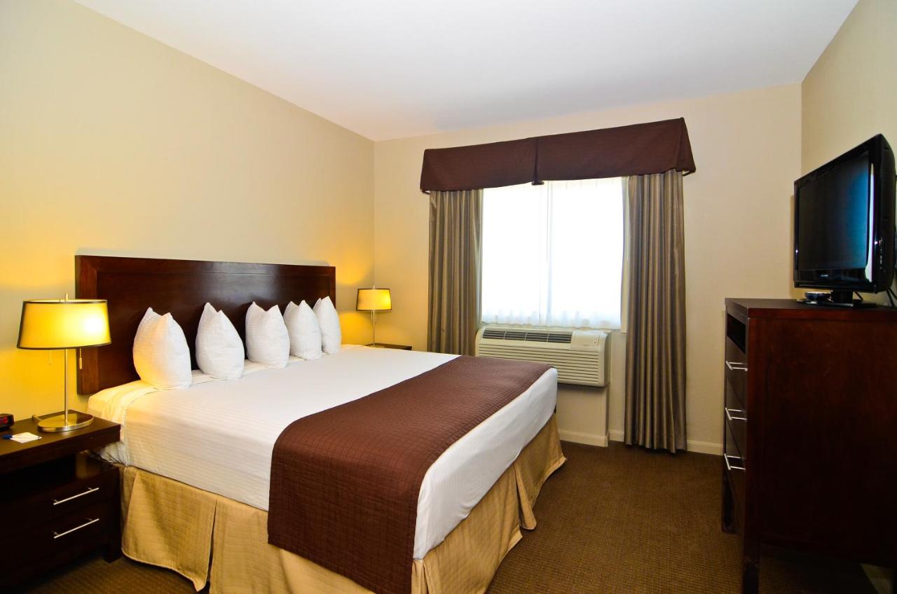 King Room with Bath Tub - Mobility/Hearing Accessible - Non-Smoking at Baymont by Wyndham Columbus