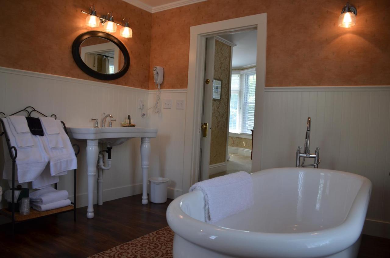 | Maplewood Hotel