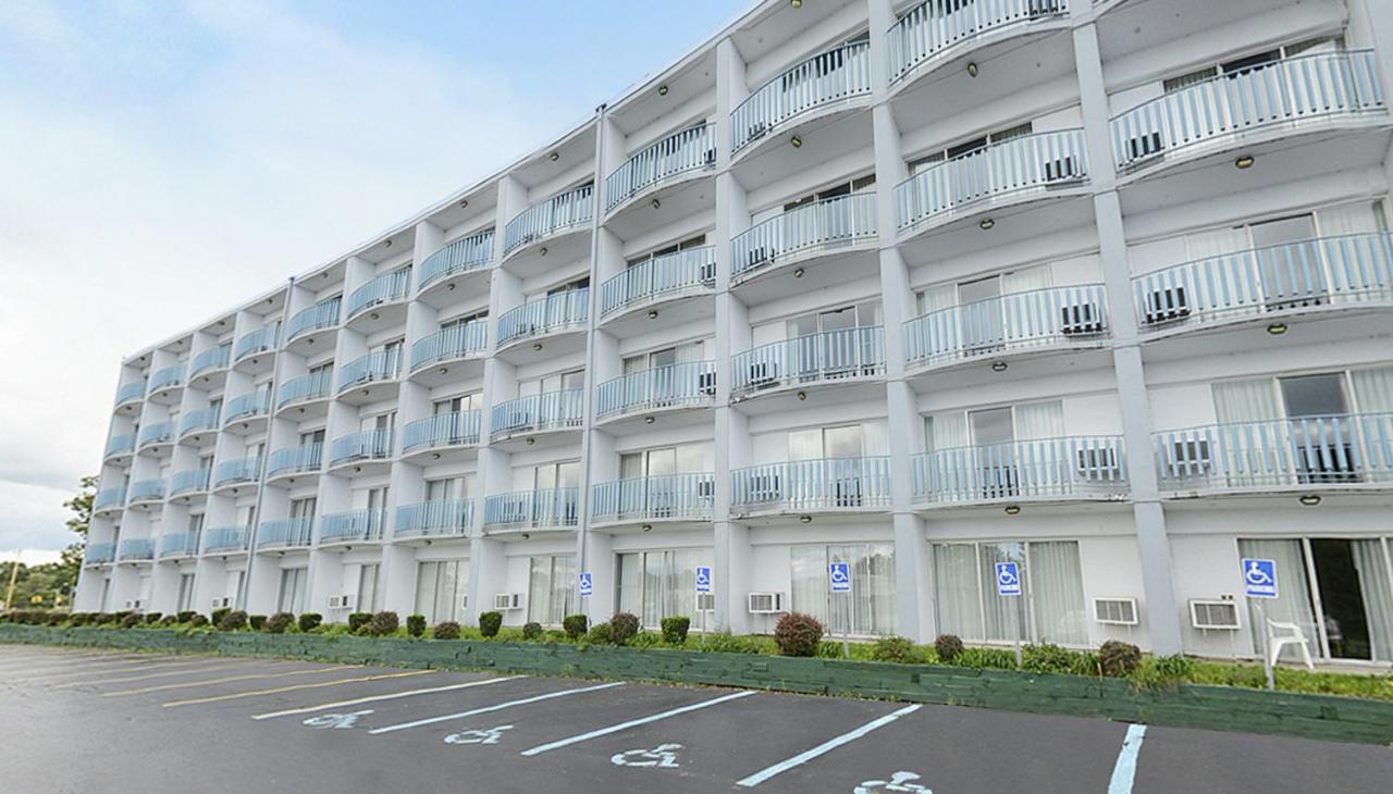 | Howard Johnson by Wyndham Benton Harbor