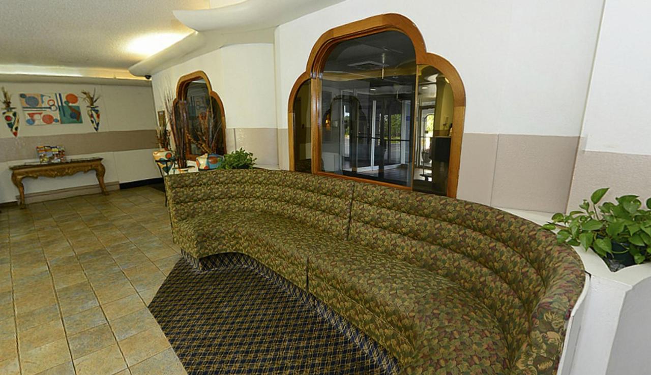 | Howard Johnson by Wyndham Benton Harbor