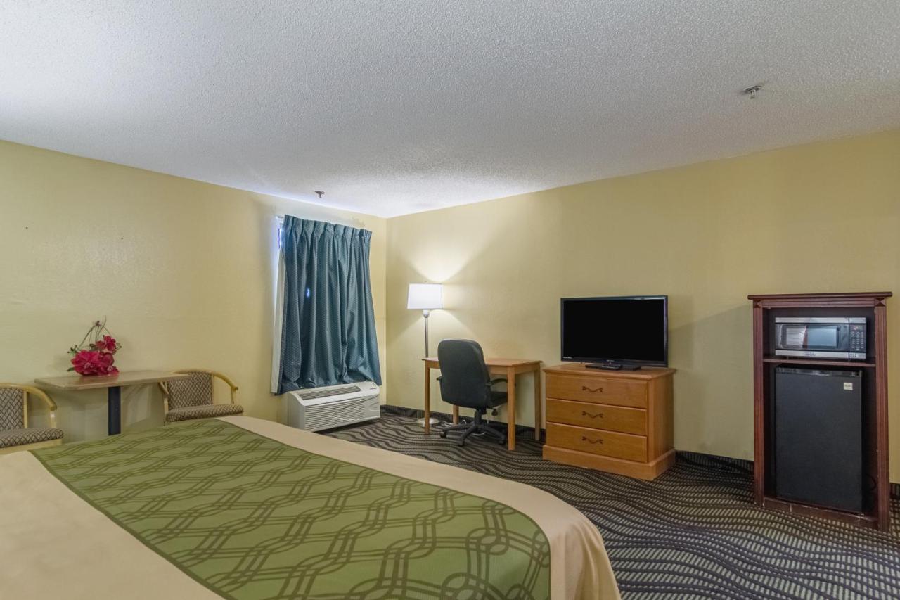 King Room - Disability Access/Non-Smoking at Econo Lodge Darien