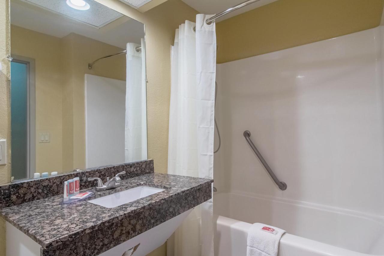 King Room - Disability Access/Non-Smoking at Econo Lodge Darien
