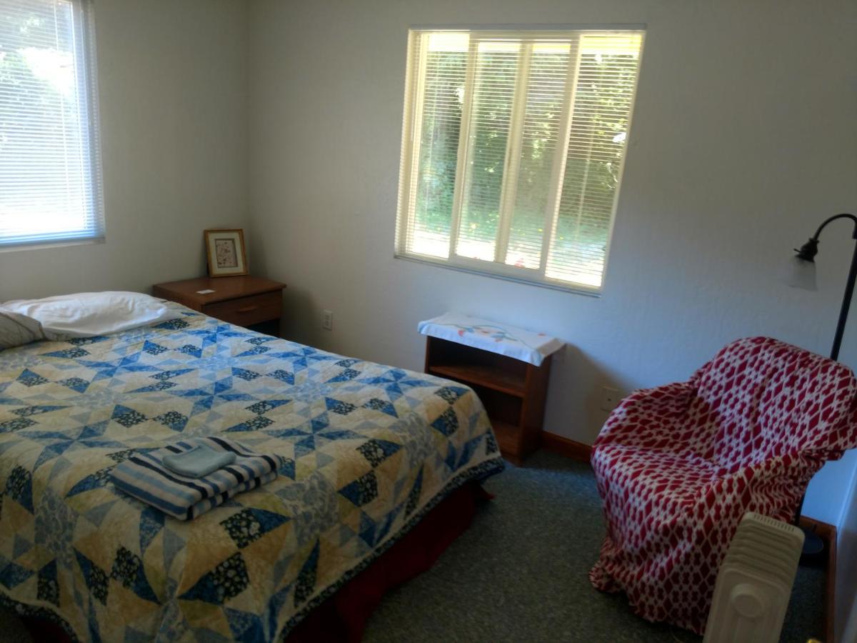 | Lakeside Hostel & Guest House