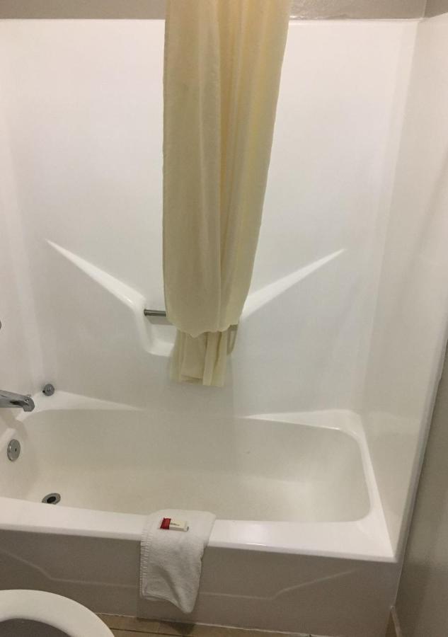 | Howard Johnson by Wyndham Near Schlitterbahn