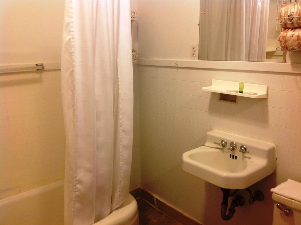  | Bridgeport Inn