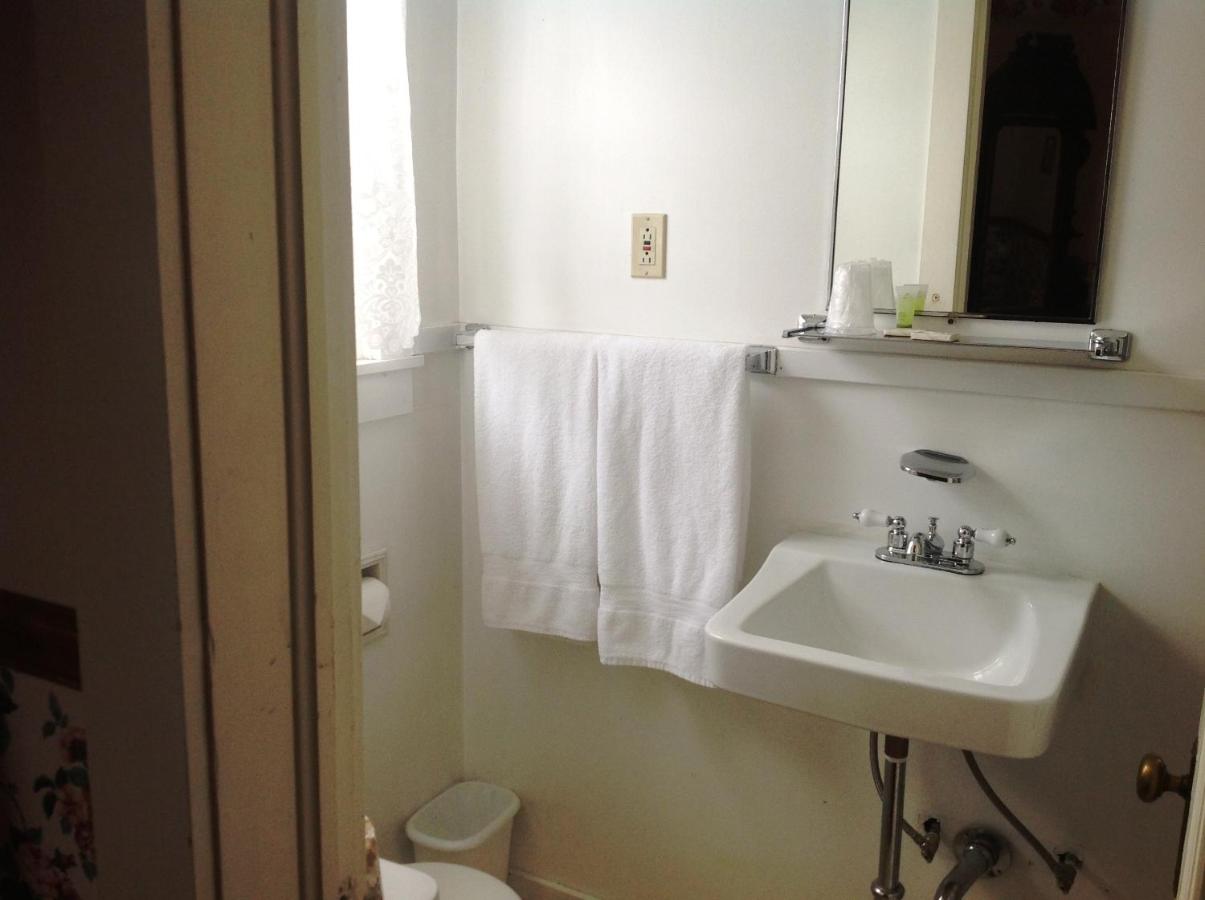 | Bridgeport Inn