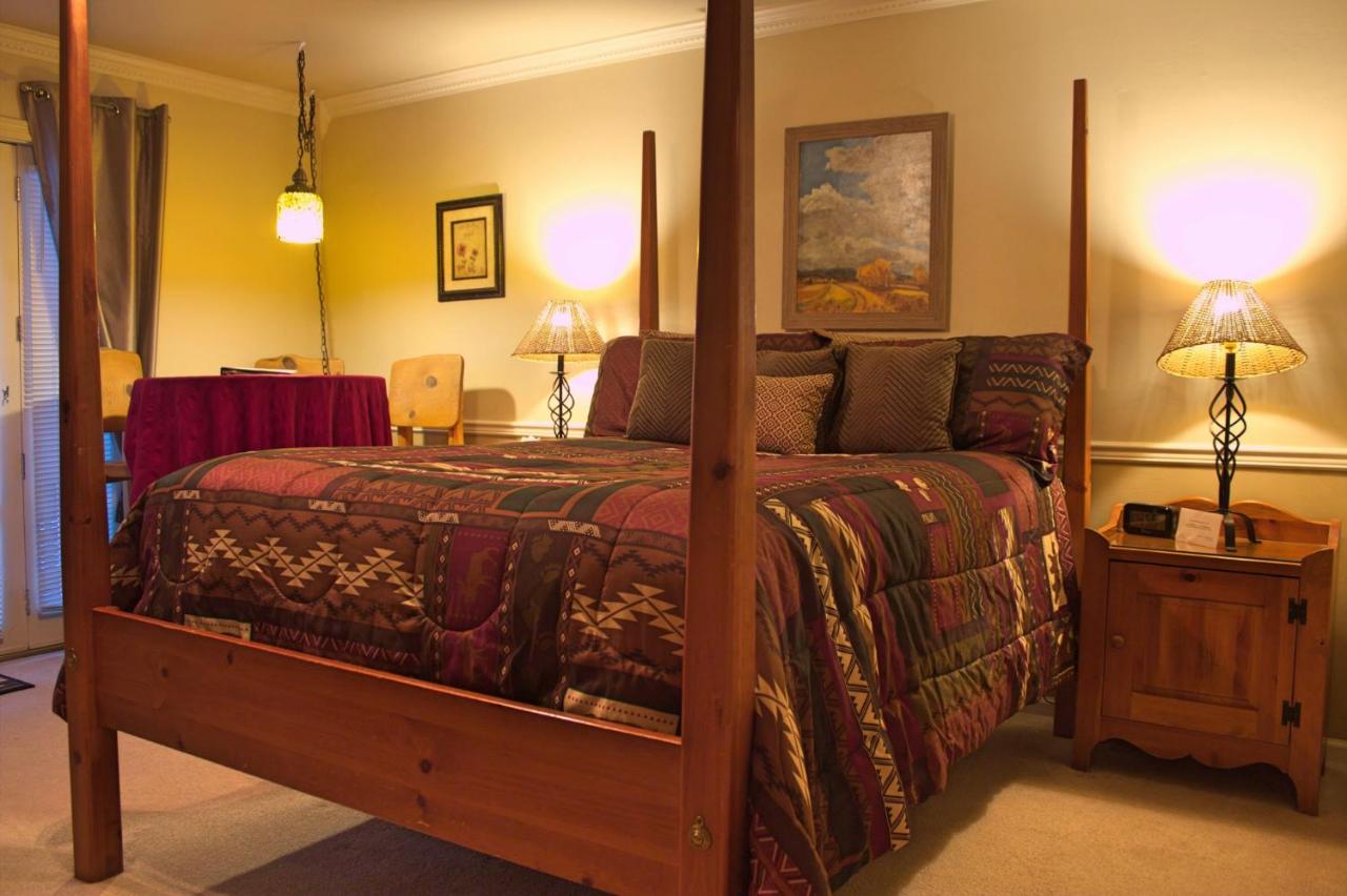 | Black Bear Manor