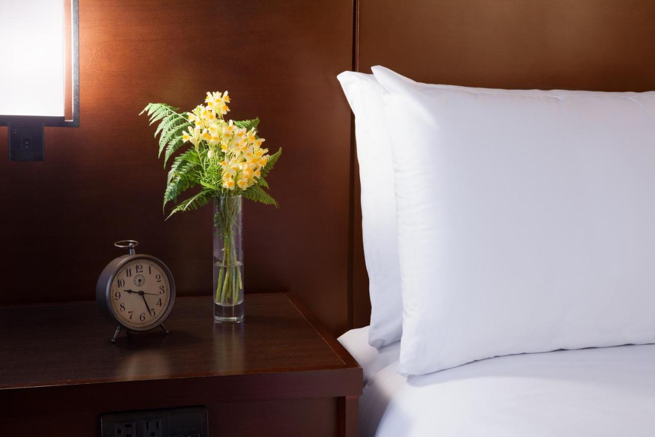 Deluxe King Room at The Lakefront Anchorage