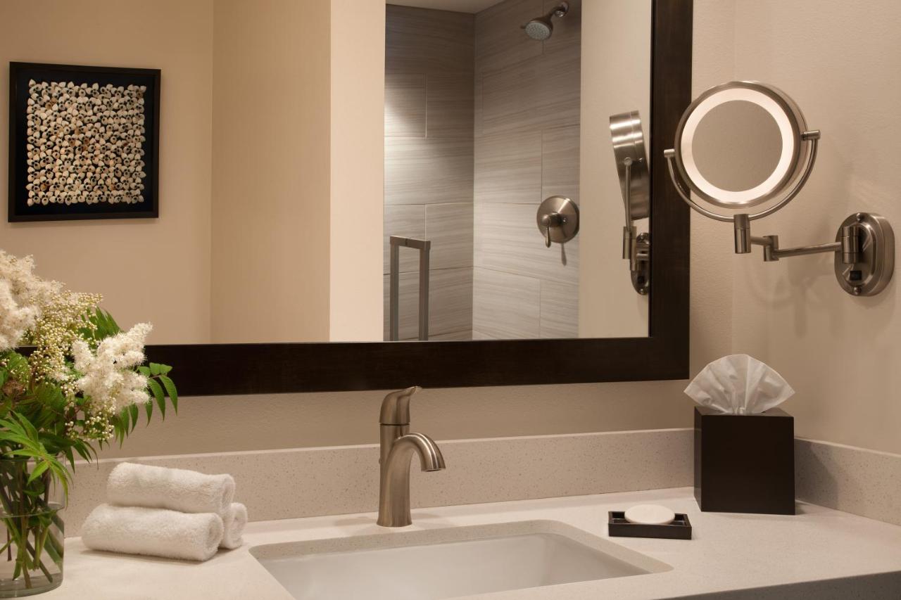 Deluxe King Room at The Lakefront Anchorage