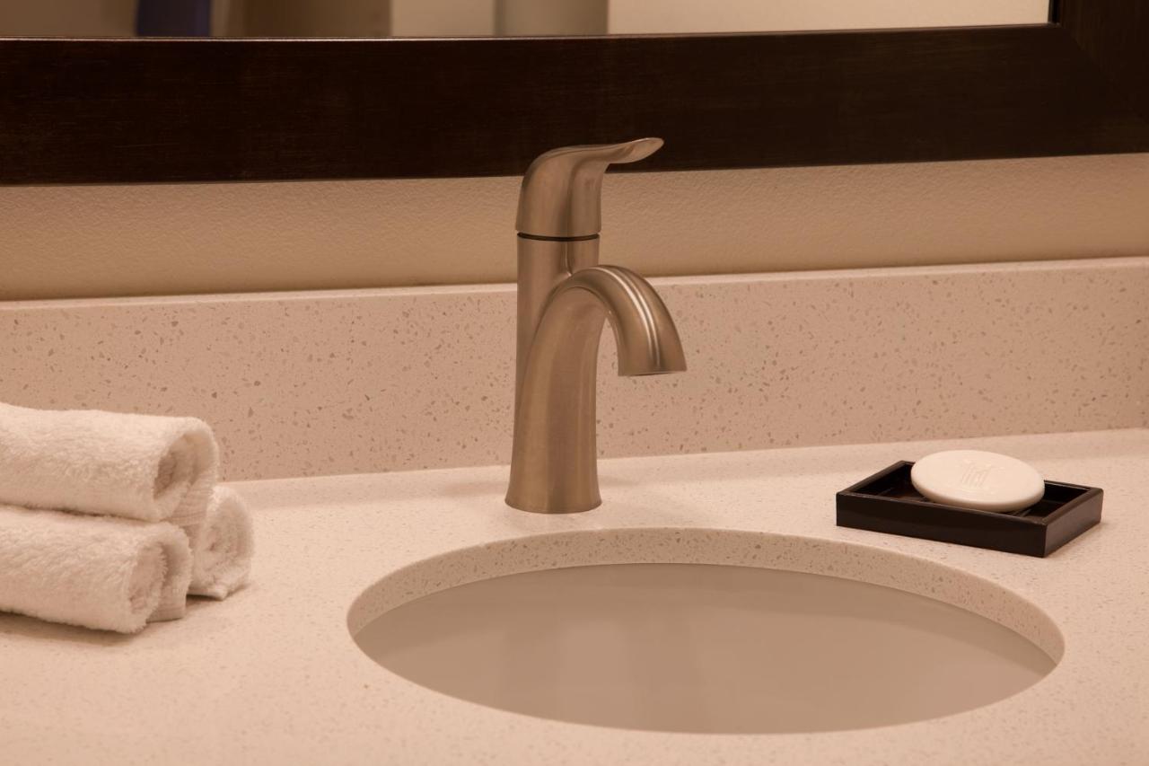 Double or Twin Room - Disability Access at The Lakefront Anchorage