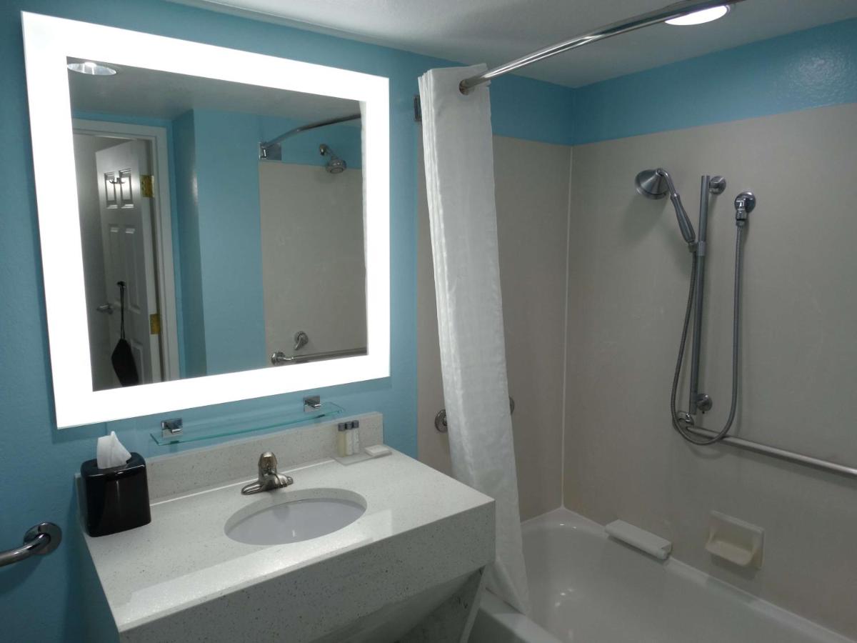 King Room with Bath Tub - Mobility Access at Best Western Plus Orlando Lake Buena Vista South Inn & Suites