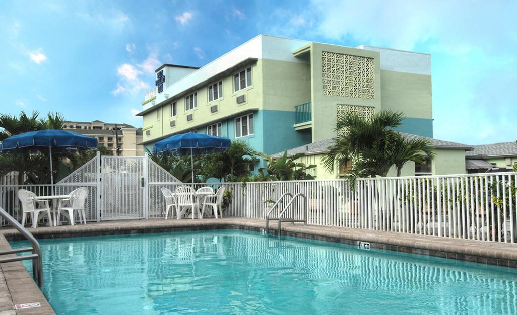  | Palm Pavilion Inn