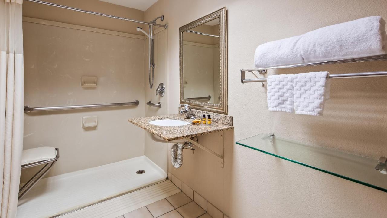 Double Room with Roll in Shower at Best Western Plus Chicago Hillside