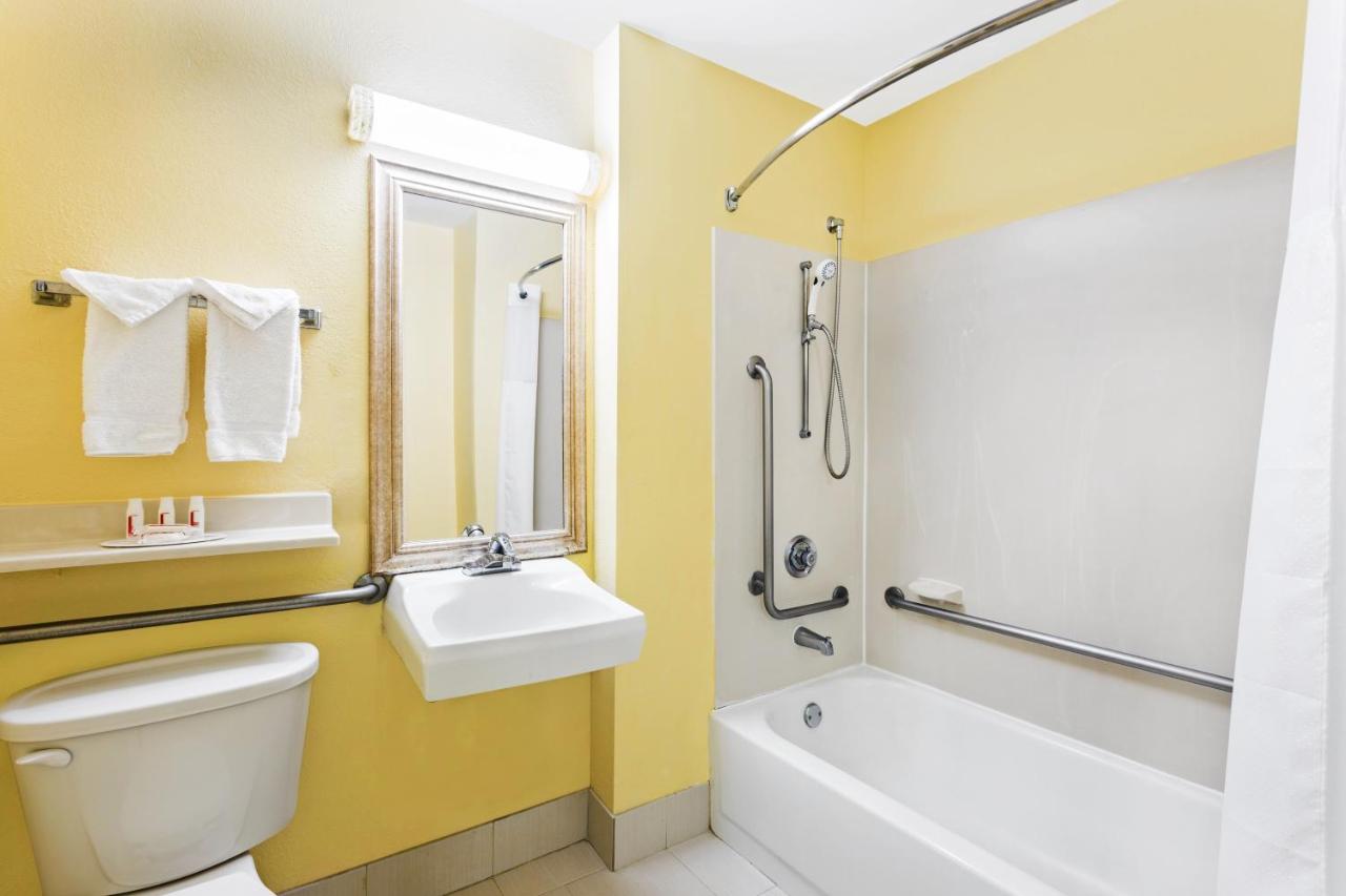 King Room - Disability Access, Third Floor at Baymont by Wyndham Savannah Midtown