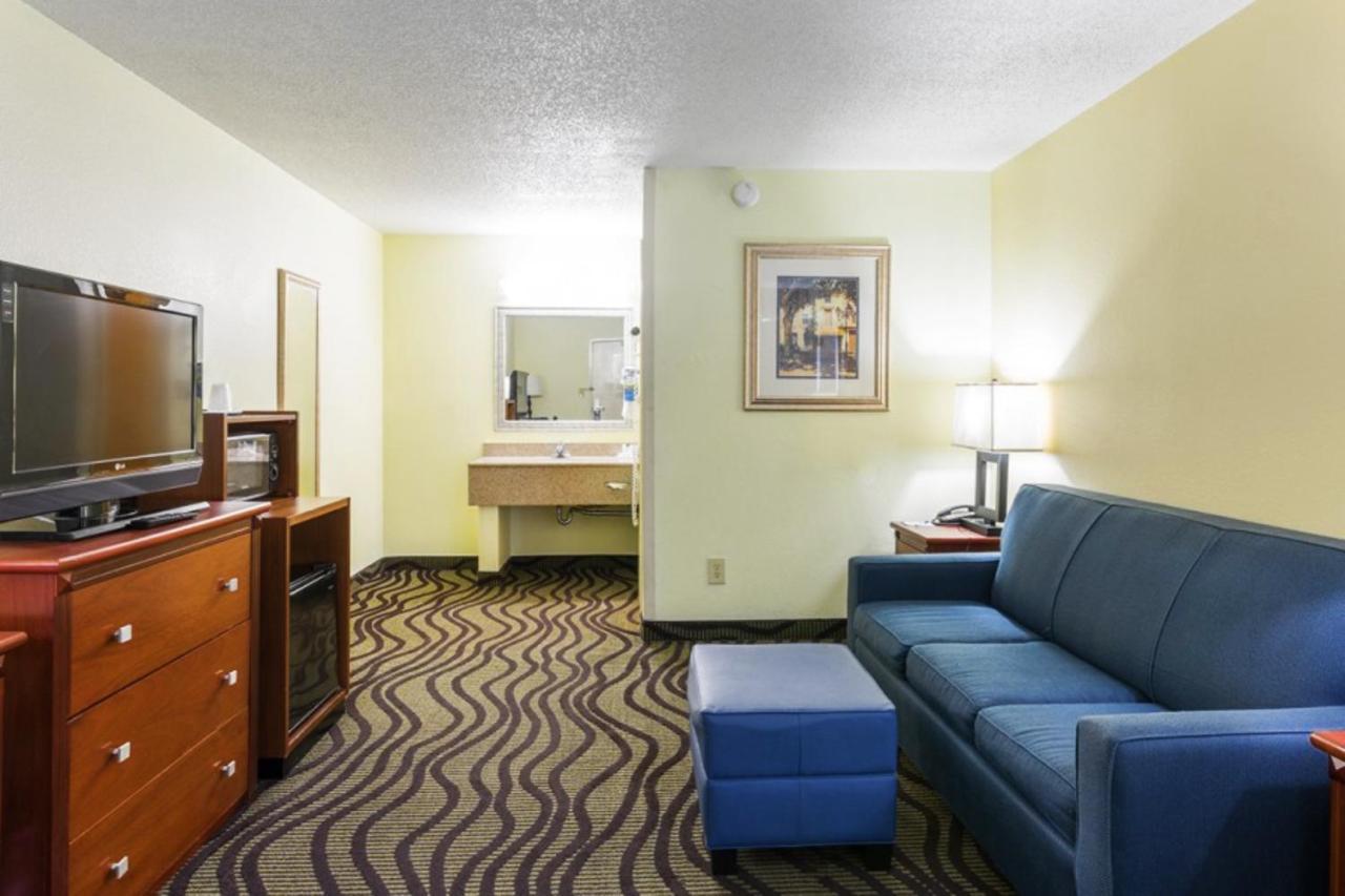 One-Bedroom Suite with King Bed and Sofa Bed at Baymont by Wyndham Savannah Midtown