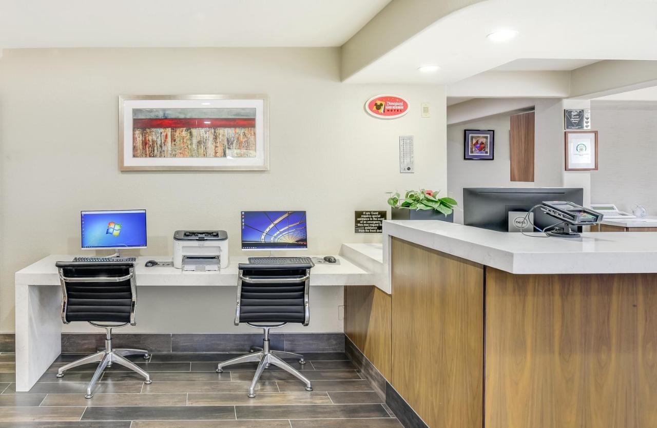 | Anaheim Desert Inn & Suites