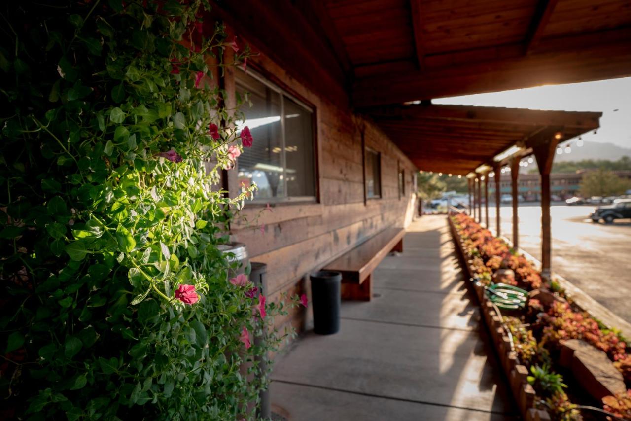 | Red Stone Inn