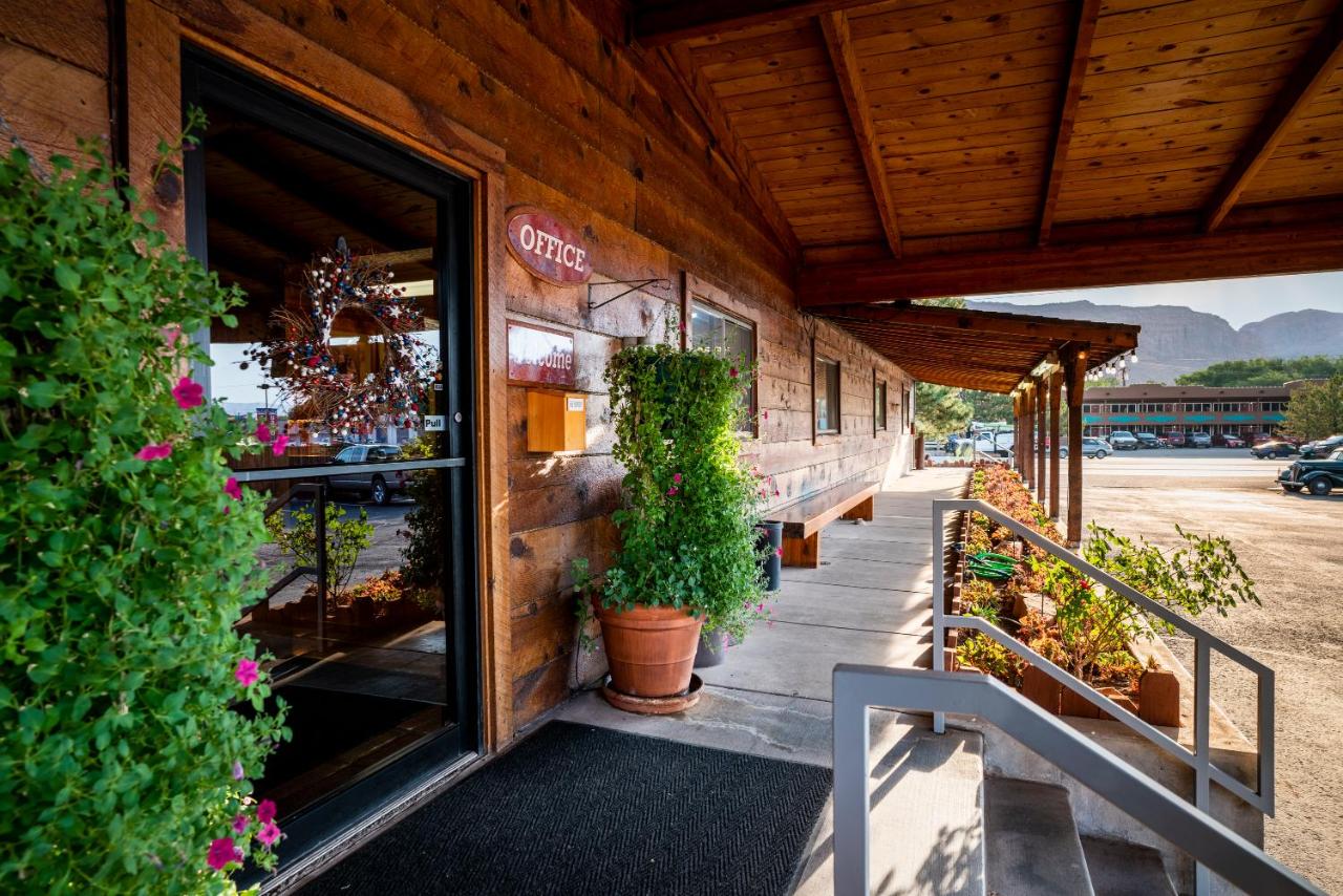 | Red Stone Inn