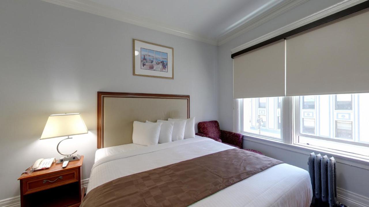 Deluxe Queen Room at Warfield Hotel