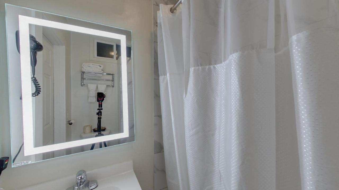 Queen Room with Private Bathroom at Warfield Hotel